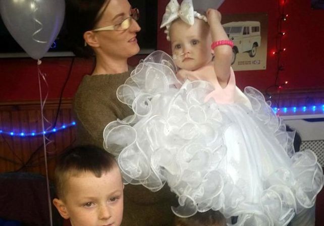 Un padre se casó con su hija de 16 meses porque le quedaban dos días de vida