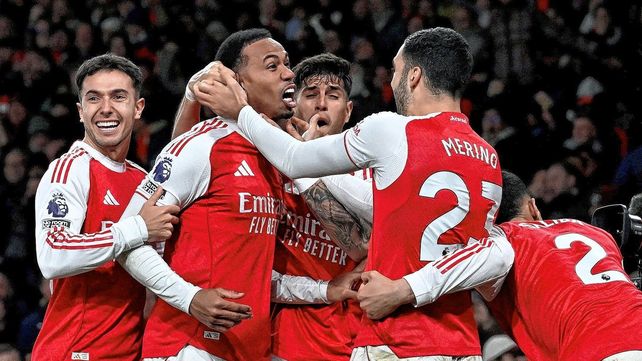 Arsenal goleó a Aston Villa y es líder en la Premier League.