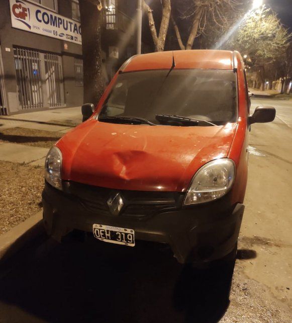 Vecinos persiguen y golpean a un ex policía que atropelló a dos hermanos de 2 y 11 años