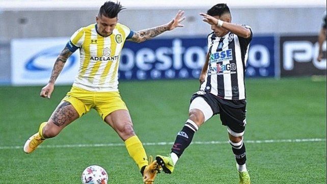 Damián Martínez comenzó a calentar el partido ante Colón