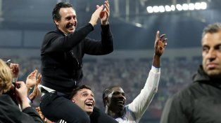 Dibu Martínez llega al Mundial con una copa: salió campeón con Aston Villa