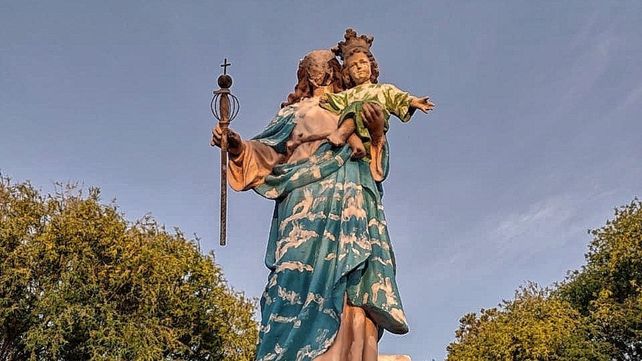 Característica. La pieza religiosa es un monumento tradicional que se distingue en la rotonda que marca las rutas Nº12 y Nº18&nbsp;