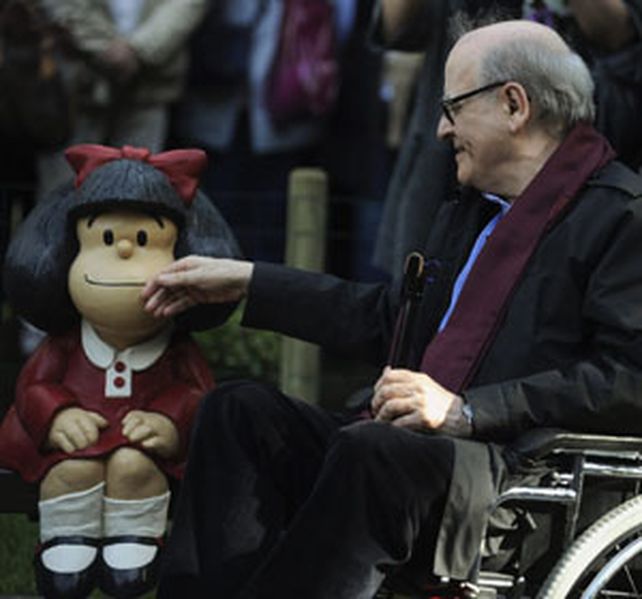 Quino acaricia una estatua de Mafalda
