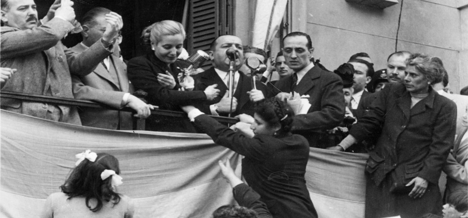 En Santa Fe y Moreno, miles esperaban las palabras Eva Duarte en su segundo viaje a Rosario. Se la ve saludando mientras habla el gobernador, 1948. 