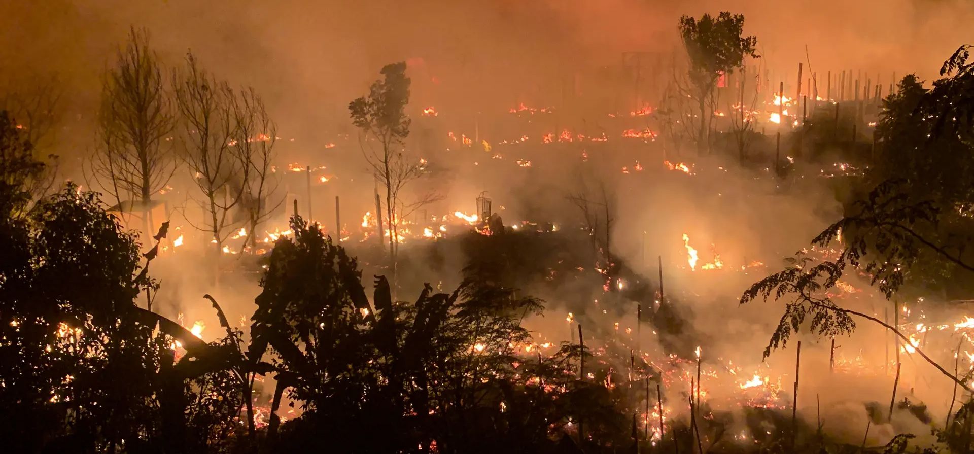Un incendio envuelve un campo de refugiados rohinyás, Kutupalong, Bangladesh. Fotografía: Shafiqur Rahman/AP Un incendio envuelve un campo de refugiados rohinyás, Kutupalong, Bangladesh. Fotografía: Shafiqur Rahman/AP