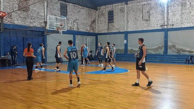 Alma Juniors goleó a UNL para quedar en el umbral de ser primero en su zona por el Torneo Oficial.