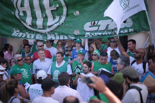 Estatales y docentes marcharon a Casa de Gobierno en repudio del techo del 18% y denunciaron aprietes