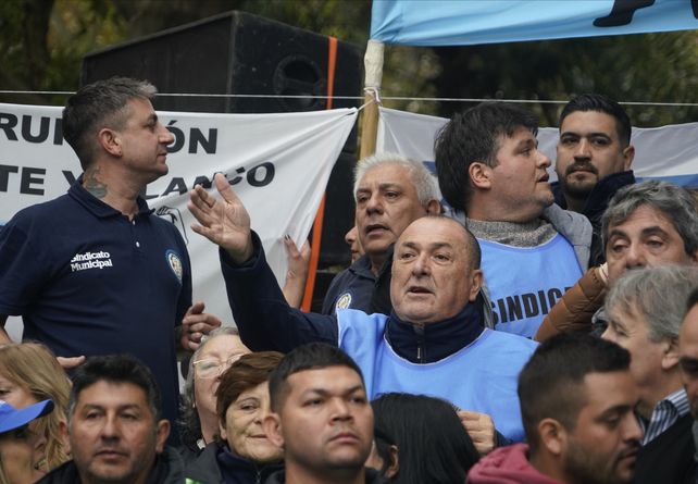 El líder del sindicato municipal durante la protesta del martes frente a la sede del Ejecutivo local.