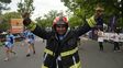 El bombero que corrió la Maratón La Capital con 12 kilos encima y emocionó a todos El bombero que corrió la Maratón La Capital con 12 kilos encima y emocionó a todos