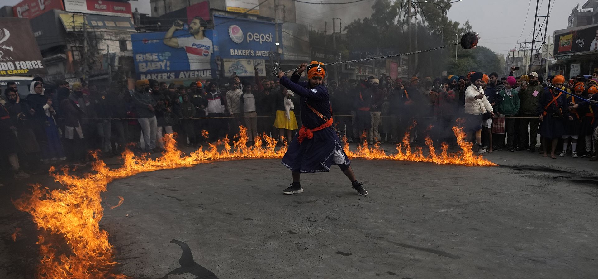 Un guerrero sij indio muestra habilidades en artes marciales en una procesión religiosa antes del aniversario del nacimiento de Guru Gobind Singh en Jammu, India, el miércoles 3 de enero de 2024. (Foto AP/Channi Anand) Un guerrero sij indio muestra habilidades en artes marciales en una procesión religiosa antes del aniversario del nacimiento de Guru Gobind Singh en Jammu, India, el miércoles 3 de enero de 2024. (Foto AP/Channi Anand)