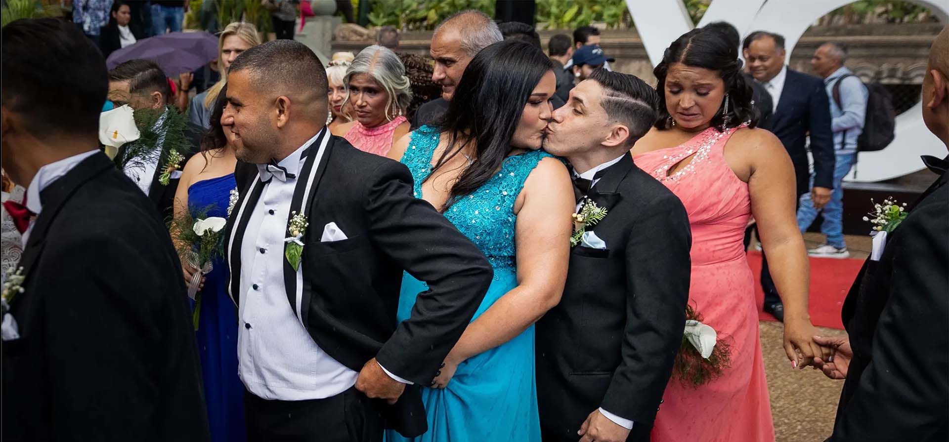 Una pareja se besa mientras se unen a otras 20 personas en una ceremonia de boda masiva organizada por la oficina del alcalde, Caracas, Venezuela. Fotografía: Rayner Peña R/EPA Una pareja se besa mientras se unen a otras 20 personas en una ceremonia de boda masiva organizada por la oficina del alcalde, Caracas, Venezuela. Fotografía: Rayner Peña R/EPA