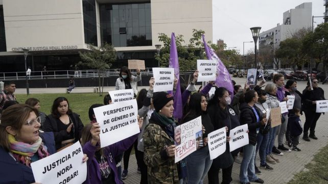 El femicidio de Nora Escobar. Concentración de familiares y amigos de la víctima cuestionaron los primeros pasos de la Fiscalía.&nbsp;
