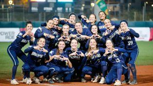Las chicas de la Selección Argentina festejaron en el diamante.