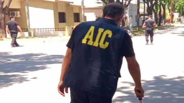 B° Los Hornos: Balearon a un joven cuando iba caminando con una mujer y dos chicos pequeños