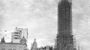 La construcción del Monumento inició en 1943 y terminó en 1957. Durante ese tiempo, los 20 de junio se celebraron en distintos lugares de la ciudad.&nbsp;