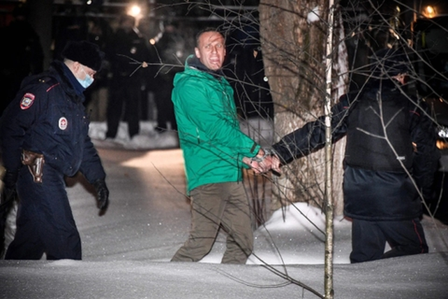 En enero de 2021, Navalny regres&oacute; a Mosc&uacute; luego de recuperarse en Alemania del envenenamiento que sufri&oacute; en Siberia. Fue detenido en el aeropuerto y nunca m&aacute;s conocer&iacute;a la libertad.