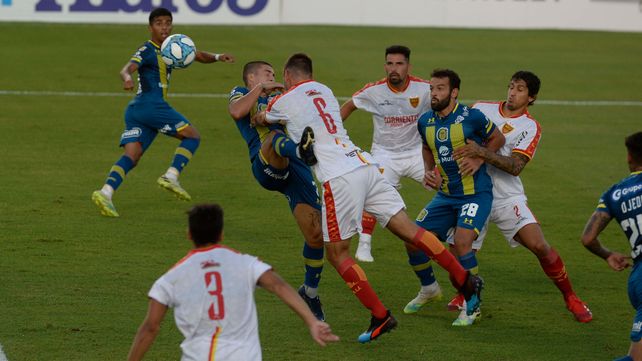 Al mentón. El equipo del Kily González se pegó un golpazo en San Nicolás contra Boca Unidos. Fue debut y despedida.