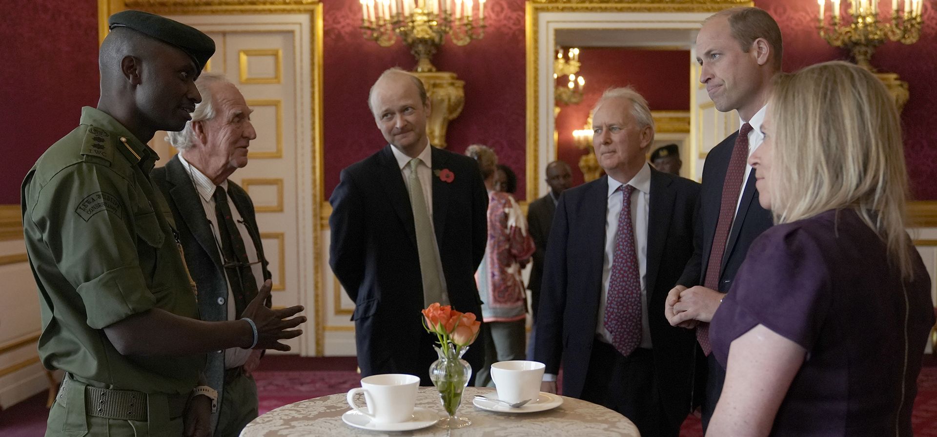 El príncipe Guillermo de Gran Bretaña, habla con los invitados mientras asiste a un simposio de conservación de colmillos en el Palacio de St. James en Londres, el miércoles 2 de noviembre de 2022.