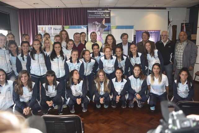 Rueda de prensa. En un hotel céntrico de la capital entrerriana se dieron cita las jugadoras de los equipos nacionales que formarán parte de la actividad.
