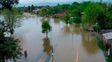 Dramática crecida del Paraná en una ciudad turística: se rompieron las defensas y el agua avanza sobre la zona urbana