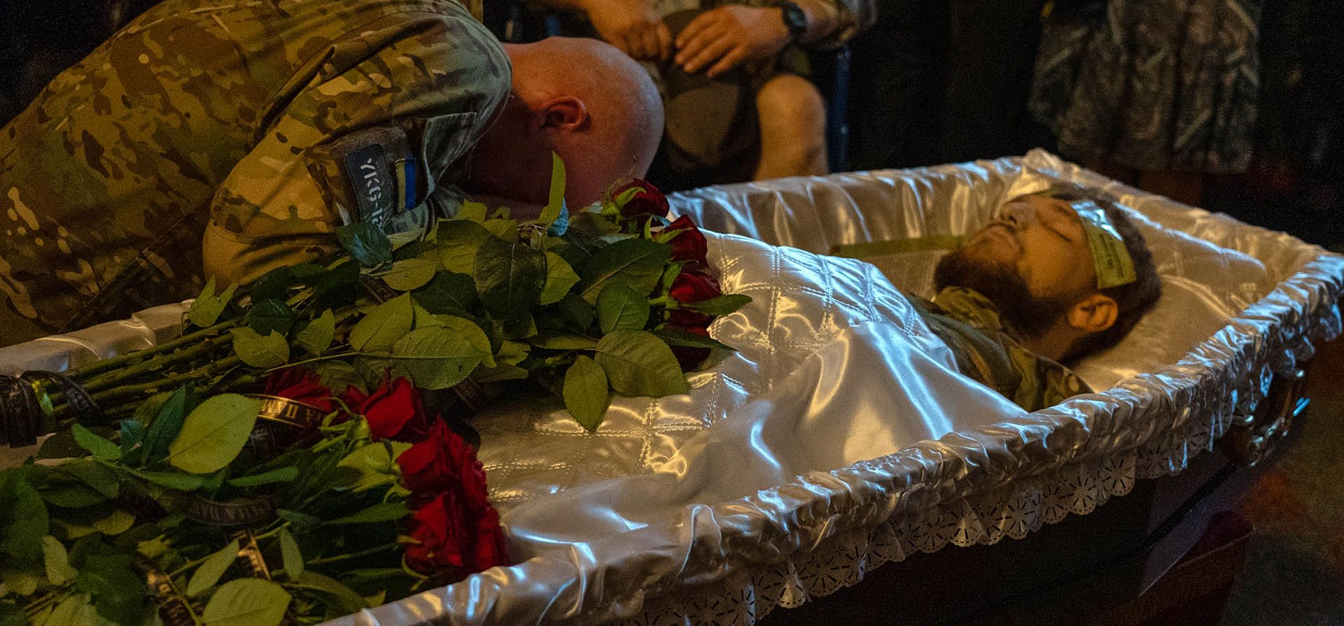 Un militar ucraniano llora junto al ataúd del soldado caído Danyil Smyrnov, de 21 años, quien murió en combate en el frente, durante la ceremonia fúnebre en Kiev, Ucrania, el jueves 3 de septiembre de 2026. (Foto AP/Alex Babenko)