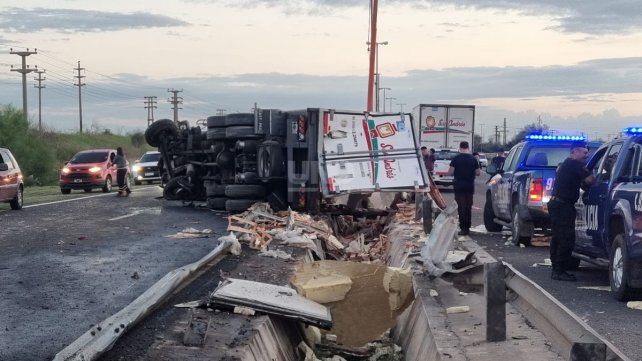 Volcó un camión que transportaba pollos en Circunvalación y la gente se llevó toda su carga