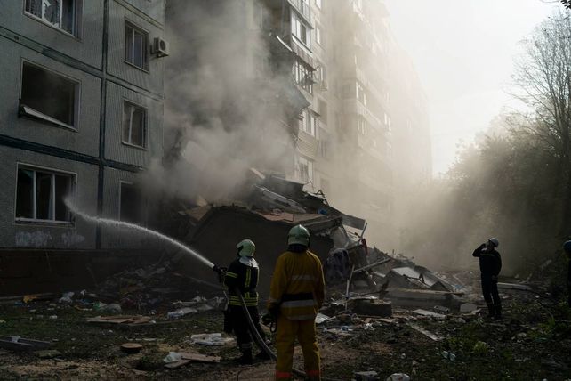 El sábado, Zaporiyia fue violentamente bombardeada, sumando al menos 13 muertos en la destrucción de unos 50 departamentos. 