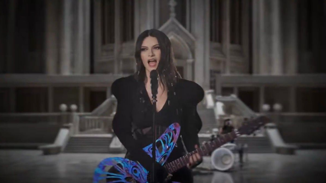 Laura Pausini interpretó el clásico de Fito Paez
