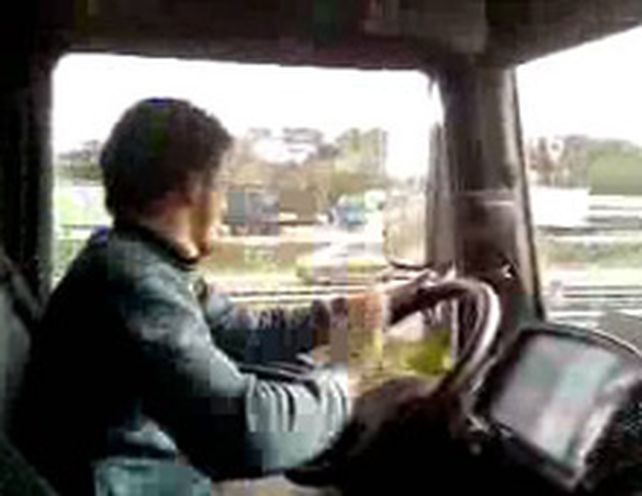 Esc&aacute;ndalo por el video de un camionero que baila mientras maneja por las rutas