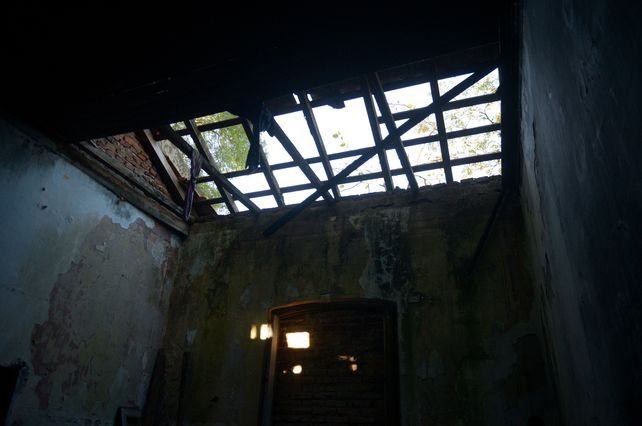 Los techos de la estructura estaban&nbsp; derruidos pero podrían haberse reparado. Los vecinos consideraron que la solución era solo tirar abajo el inmueble para evitar un accidente.&nbsp;