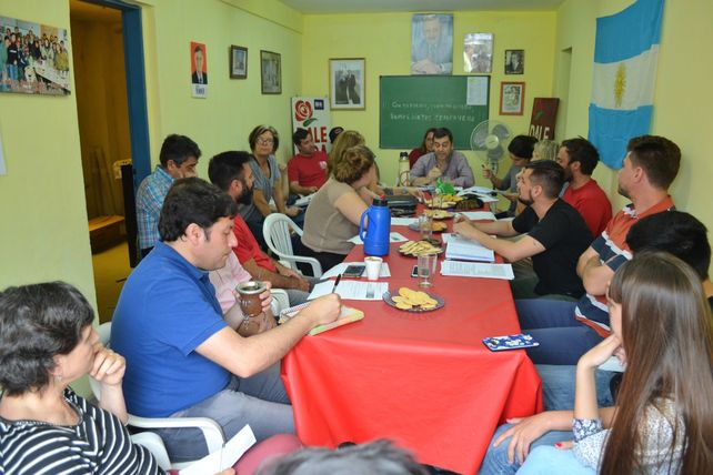 El PS busca hacer pie con los temas centrales de la política.