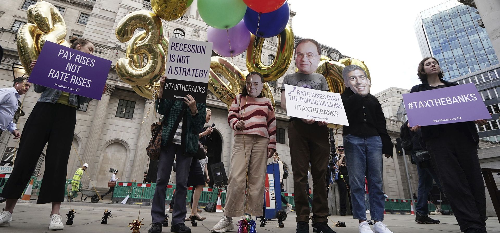 Una protesta frente a la sede del Banco de Inglaterra en Londres, después de que decidiera subir las tasas de interés para combatir la inflación, el 3 de agosto de 2023. (Jordan Pettitt/PA via AP) Una protesta frente a la sede del Banco de Inglaterra en Londres, después de que decidiera subir las tasas de interés para combatir la inflación, el 3 de agosto de 2023. (Jordan Pettitt/PA via AP)