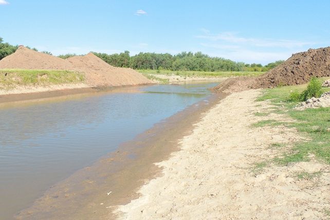 Se removió el tapón clandestino construido sobre el Río Salado