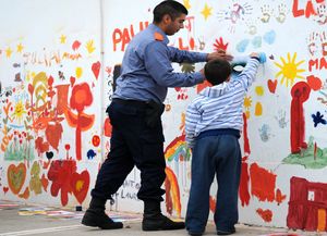 Chicos del barrio Barranquitas pintaron un mural en la Casa de la Policía Comunitaria