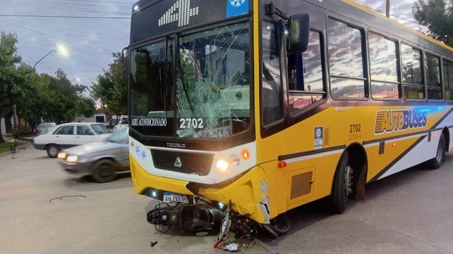 Violento choque entre una moto y un colectivo en barrio San Lorenzo
