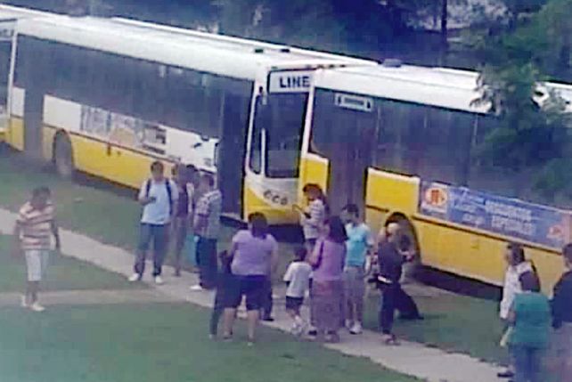 Los vecinos reclamaron a los choferes ante la medida de interrupción del servicio. Foto compartida por un lector con Diario UNO en Facebook.