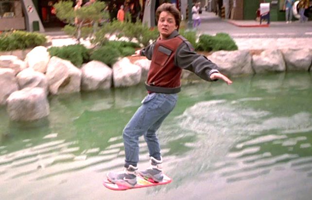 Los científicos no han logrado fabricar la patineta que levita con la que Marty burla a sus perseguidores.
