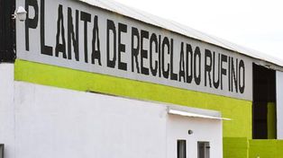 Devolvió 3.000 dólares que encontró en la basura