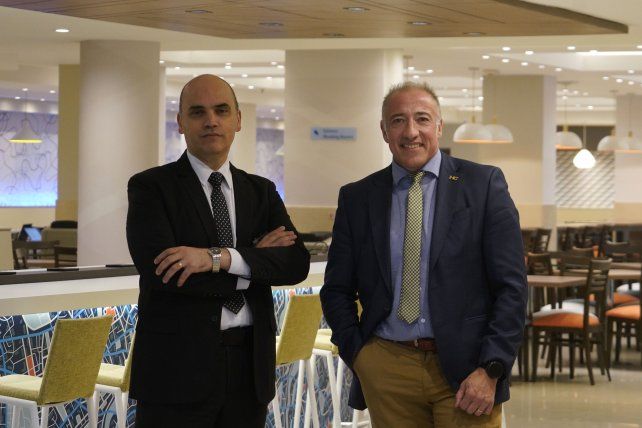 Fernando Santandrea y César Bassetti en las nuevas instalaciones del Holiday Inn Express Rosario.