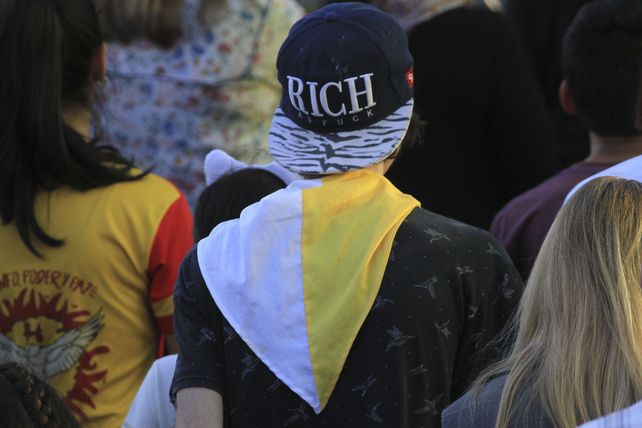 Un joven con la bandera del vaticano.&nbsp;