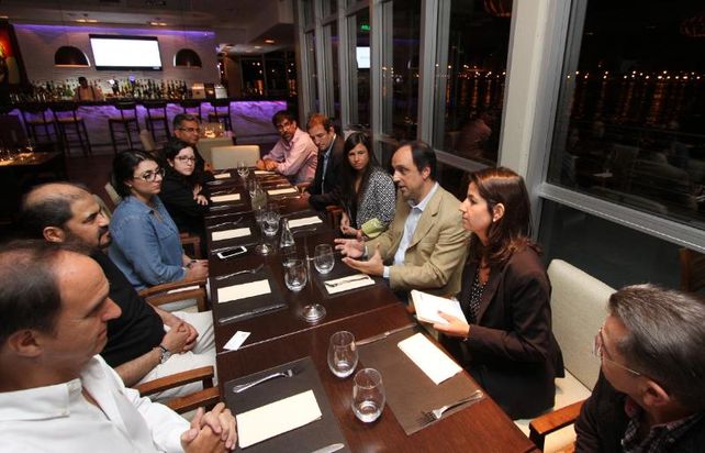 El intendente José Corral recibió este domingo por la noche a una delegación de empresarios de Dubai Port World de Emiratos Árabes Unidos.