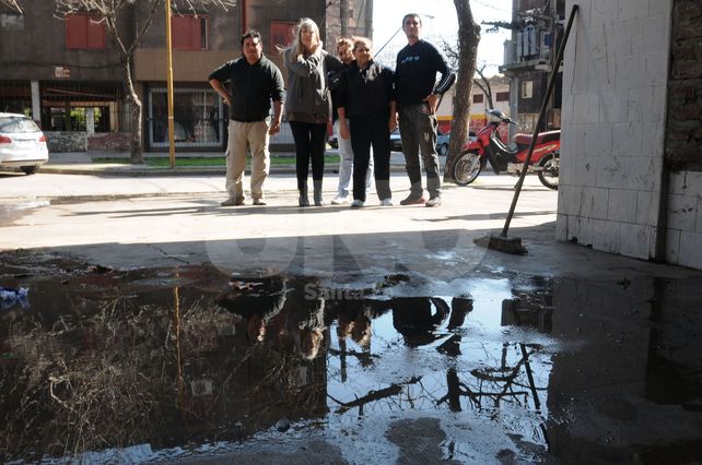 Reflejo. El agua estancada se escapa por la parte trasera del edificio