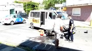 En barrio Candioti un transporte escolar chocó contra una moto