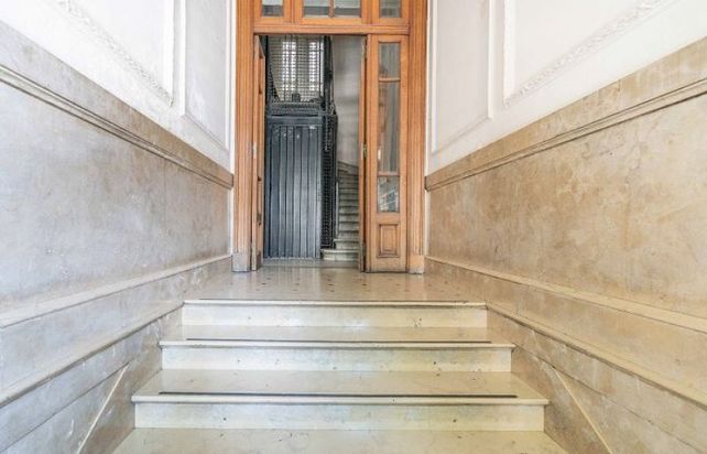 El ingreso de San José 1111, un edificio antiguo con aspecto señorial