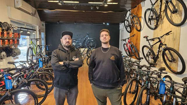 Fernando González y Pablo Salgado, creadores de su propia bicicletería en Abasto.