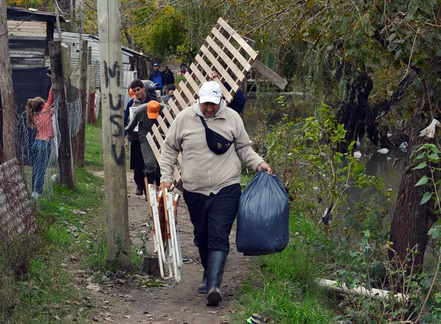 Evacuación en Concepción del Uruguay: rescatan todo lo que pueden