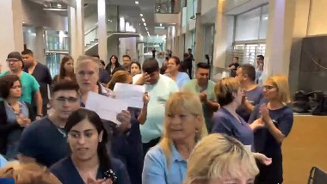 Trabajadoras y trabajadores del Hospital Clemente Álvarez realizaron un aplauso en el efector para reclamar mayor seguridad.
