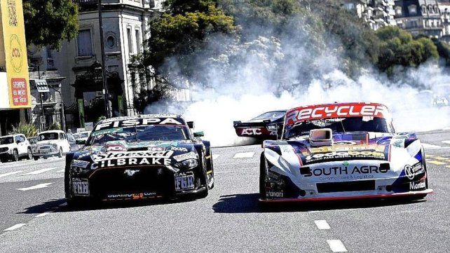 Los autos de Turismo Carretera desfilaron por las calles de la Ciudad antes de la carrera en el Gálvez.