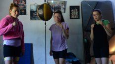 Daniela, Roxana y Evelin, las tres hijas mujeres de una familia plena de boxeadores también ponen en juego la fuerza en el ring. Daniela, Roxana y Evelin, las tres hijas mujeres de una familia plena de boxeadores también ponen en juego la fuerza en el ring.