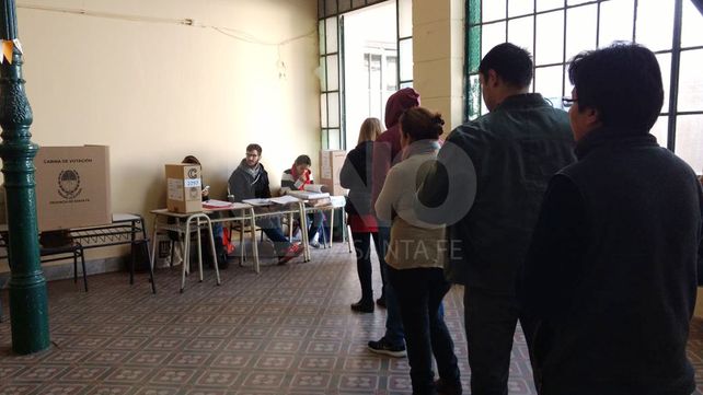 En un domingo soleado, los primeros santafesinos concurren a las urnas